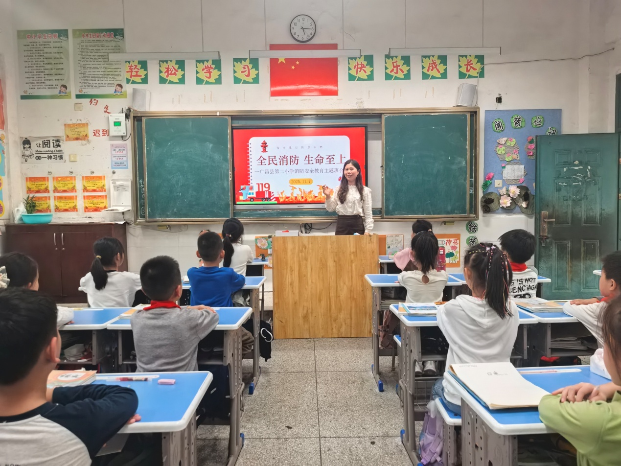 消防演练筑防线 安全意识入童心——广昌县第二小学开展消防应急疏散演练