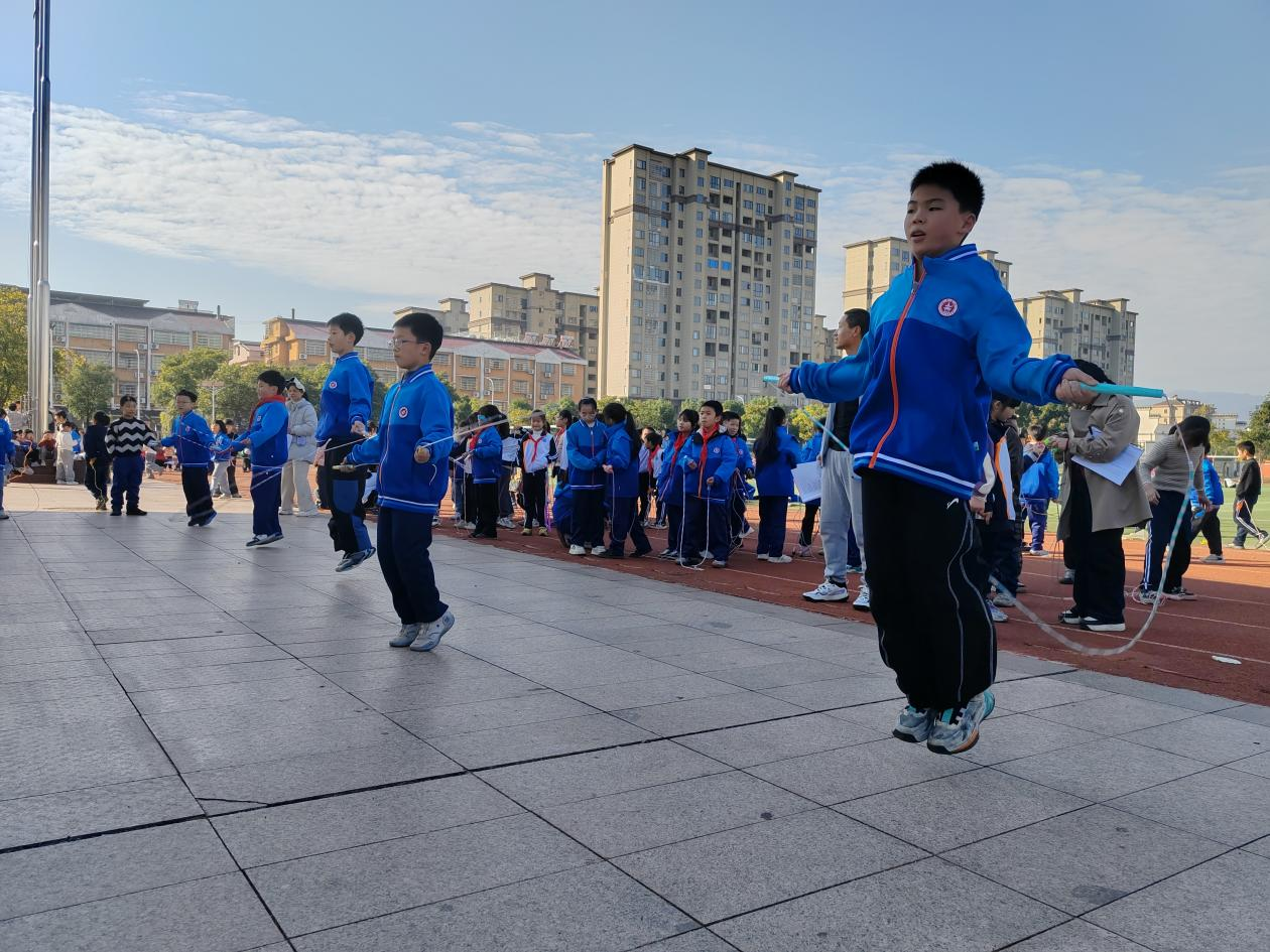 阳光赛场，童心飞扬——南城县泰伯小学举行趣味运动会