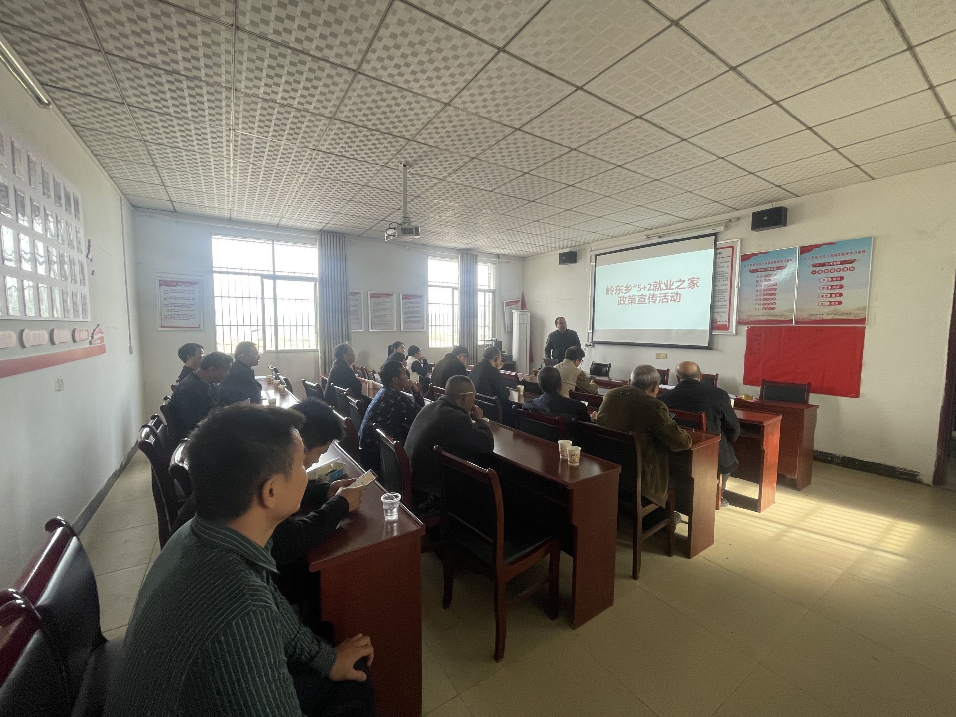 万载县岭东乡就业之家开展政策宣传、送岗下村宣传活动