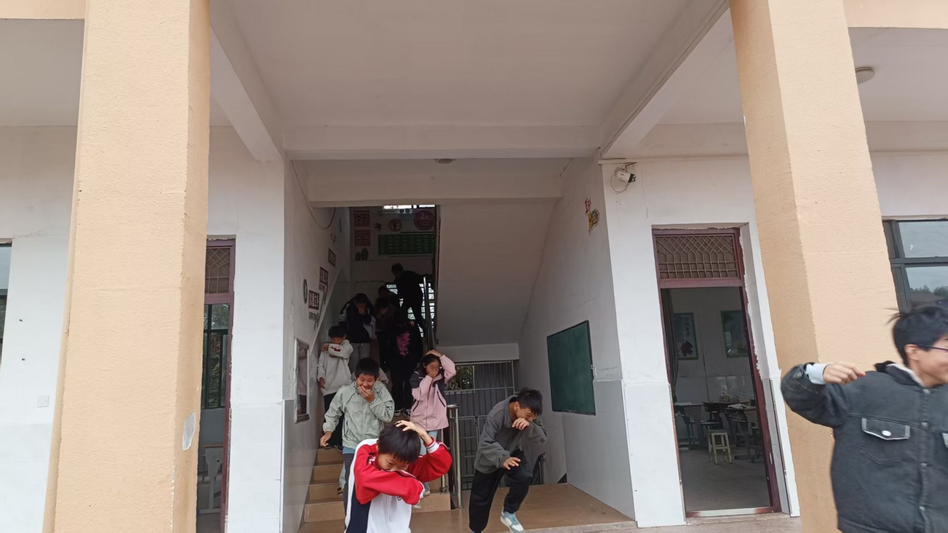 崇仁县许坊乡初级中学关工委组织消防应急演练 筑牢校园安全防线