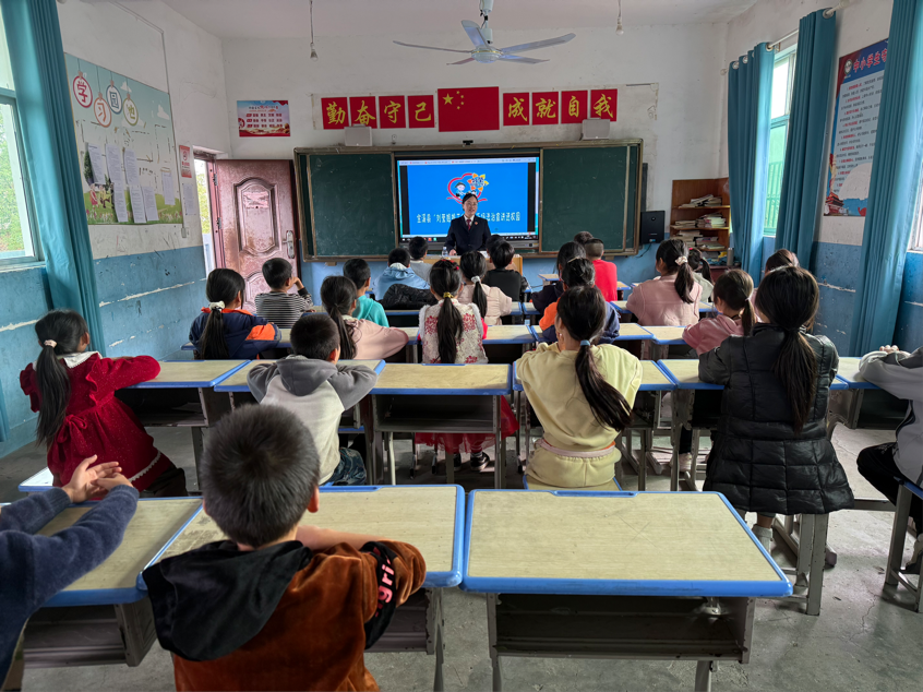 金溪县浒湾镇下陈小学开展法治宣传活动 检察官进校园护航成长