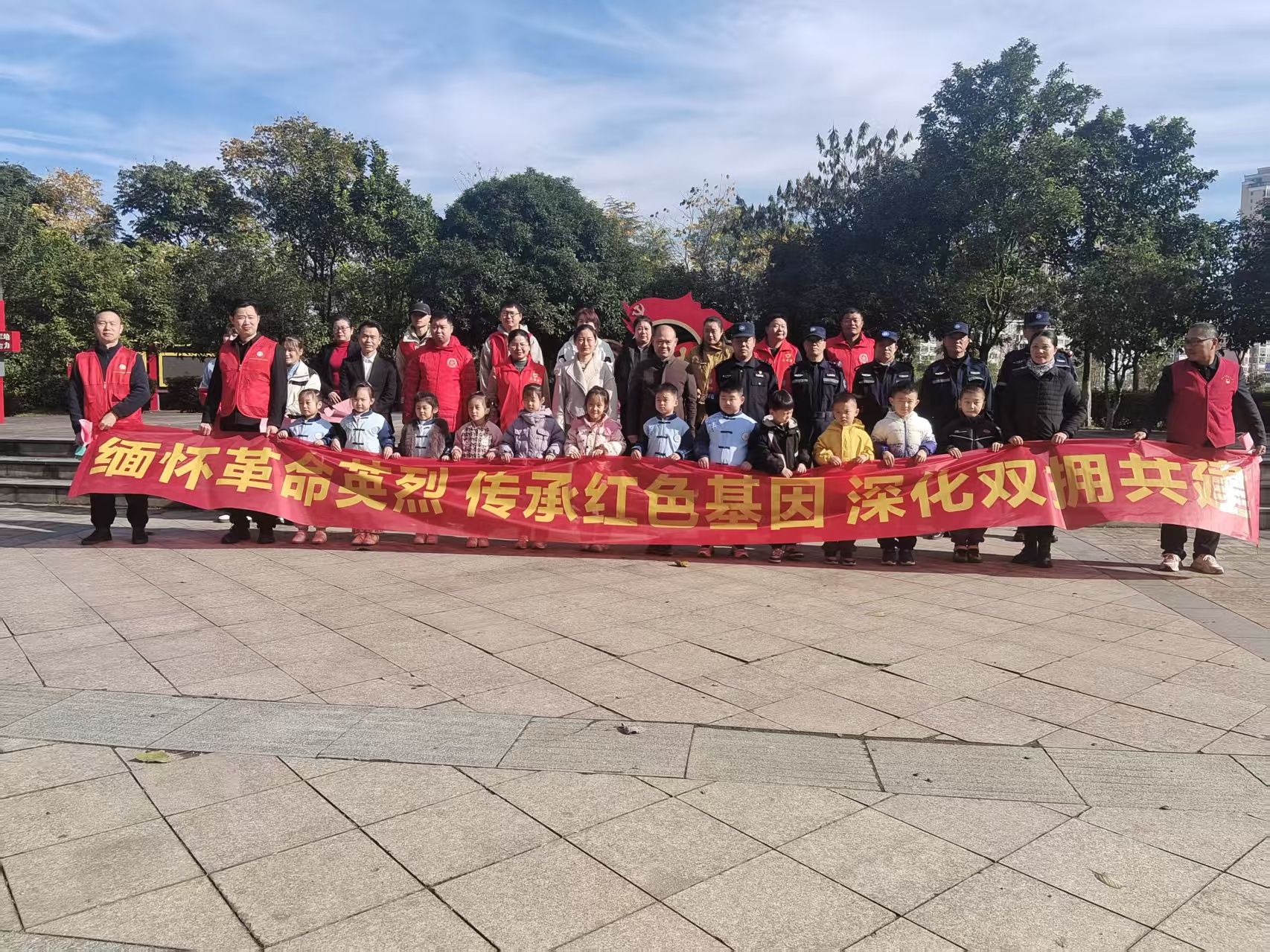 携手植新绿 深情寄英魂 宜春市袁州区举办“缅怀英烈 双拥共建”植树活动