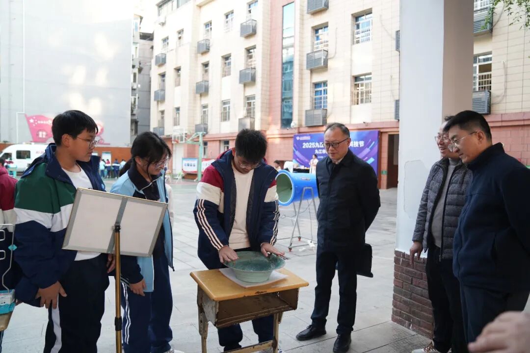 科技燃梦！2025九江外国语学校科技节精彩开幕