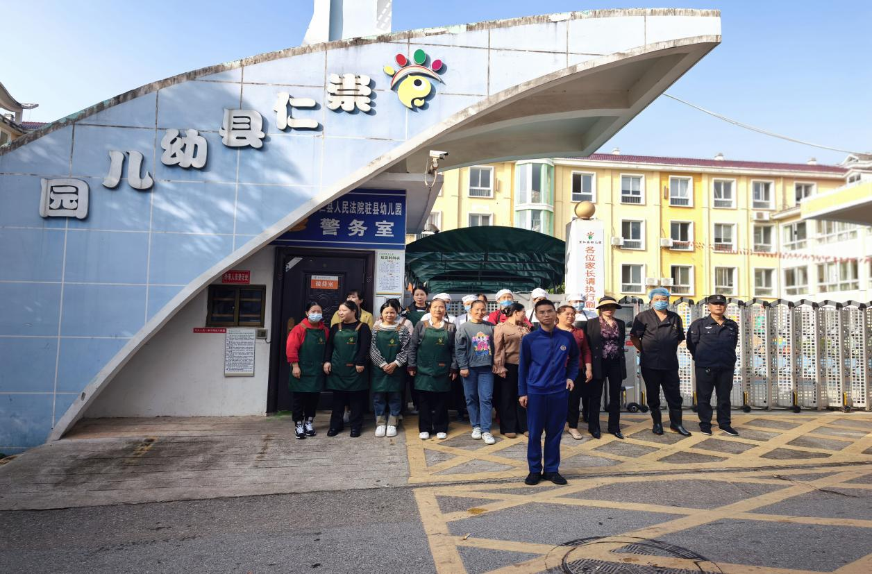 一警六员进校园 真操实训筑防线——崇仁县幼儿园开展“一警六员”消防技能实训实操考核活动