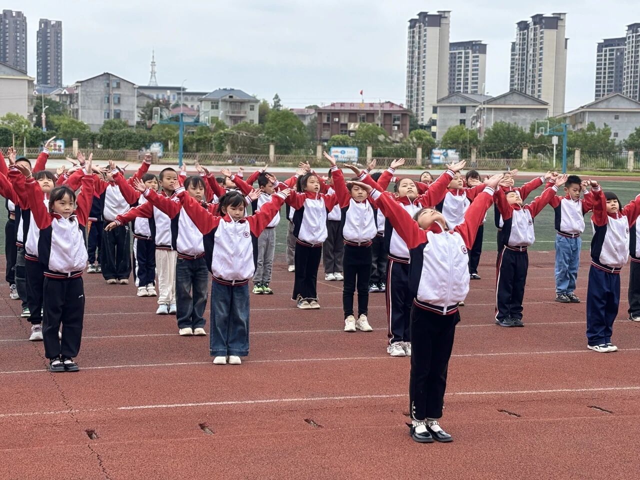 课后展风采，少年绽光芒——崇仁县第一小学举办2025年秋季课后服务展演