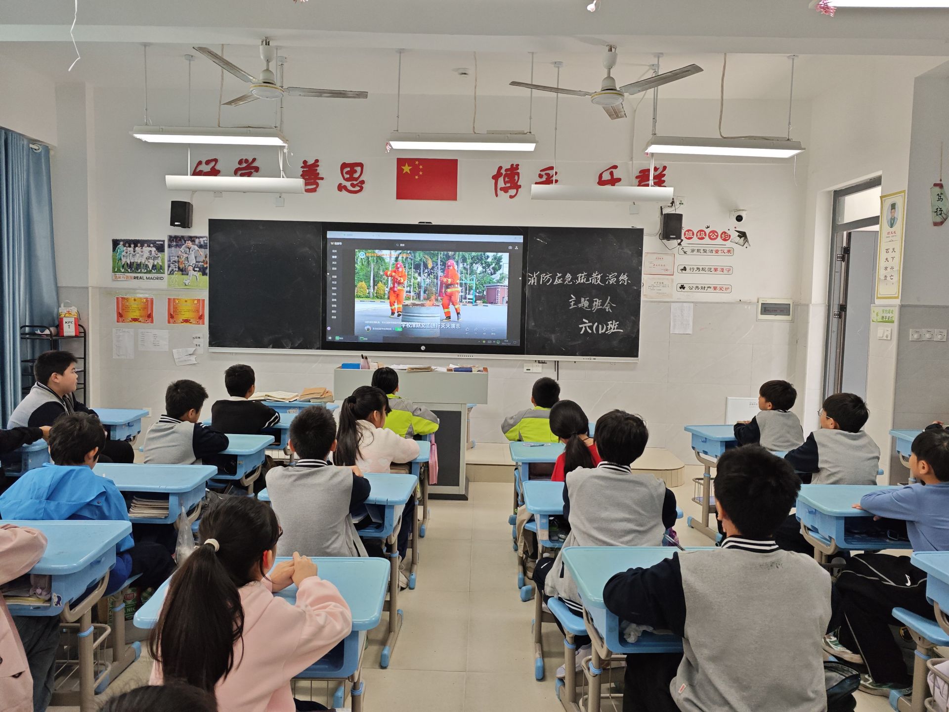 筑牢防火墙 平安伴我行——高新二小开展“11.9”消防安全疏散演练