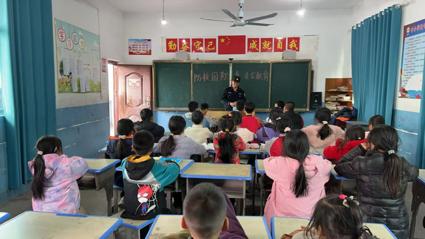 安全护航成长——金溪县浒湾镇干警走进下陈小学开展多主题安全宣讲