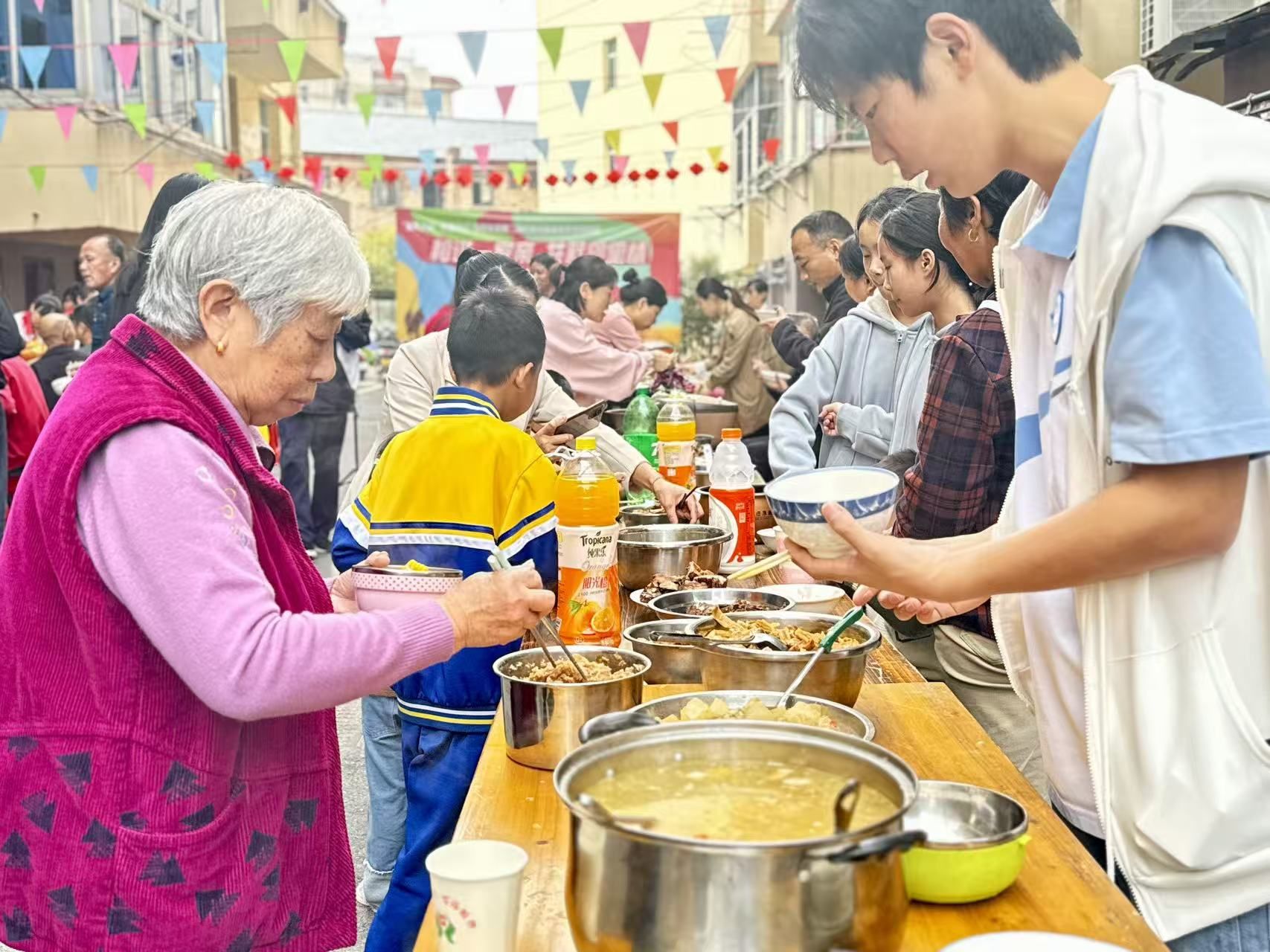上高县敖阳街道沿江中路社区：百家宴叙邻里情 烟火气暖社区心