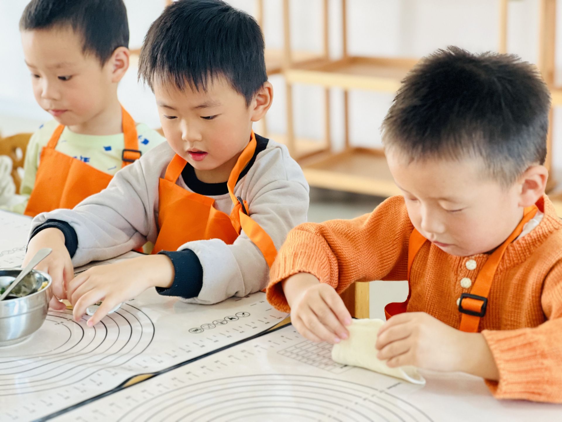 立冬添暖，“饺”聚温情——乐安县第四幼儿园中班开展立冬包饺子主题活动