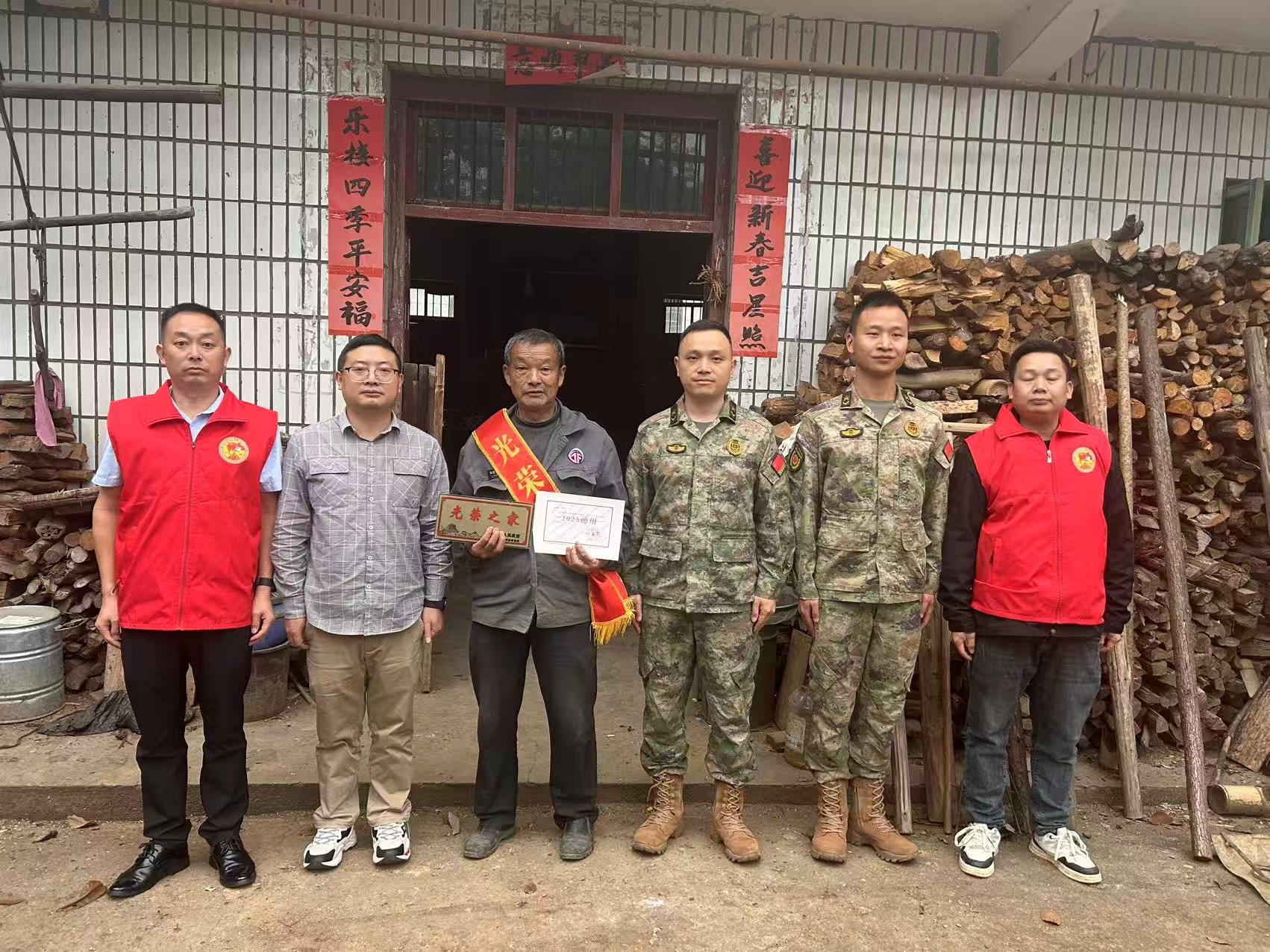 荣光送上门 尊崇暖人心——万载县黄茅镇开展“光荣之家”牌匾暨入伍通知书集中送达活动