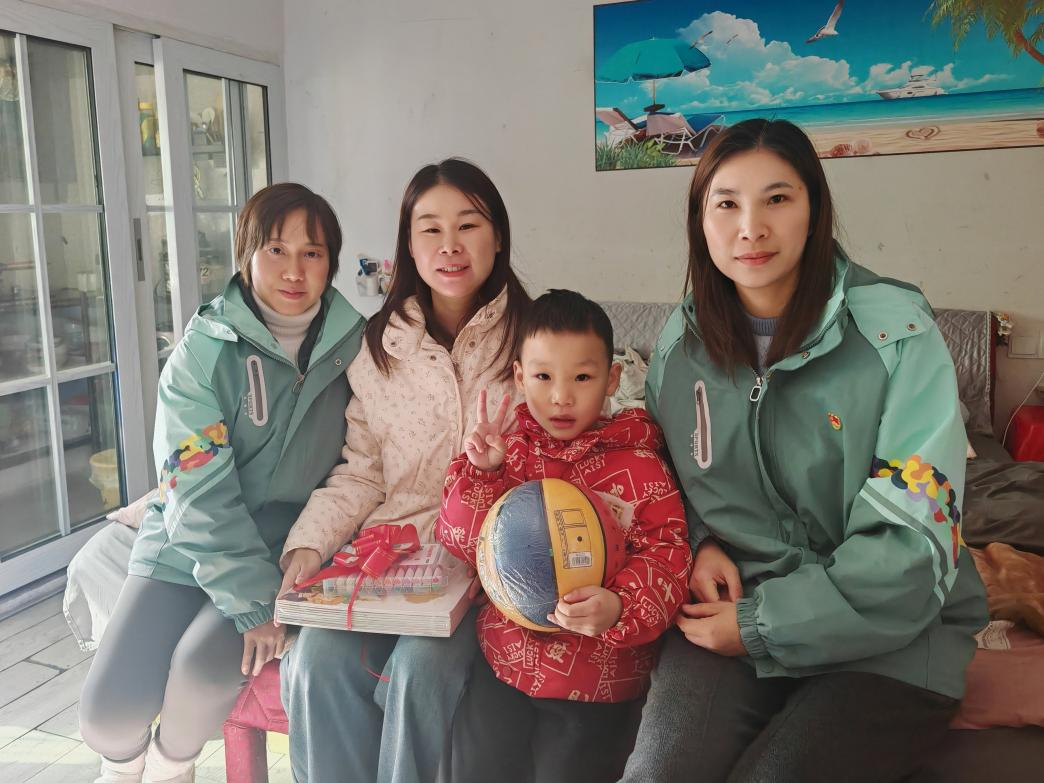 冬日送暖  爱润童心