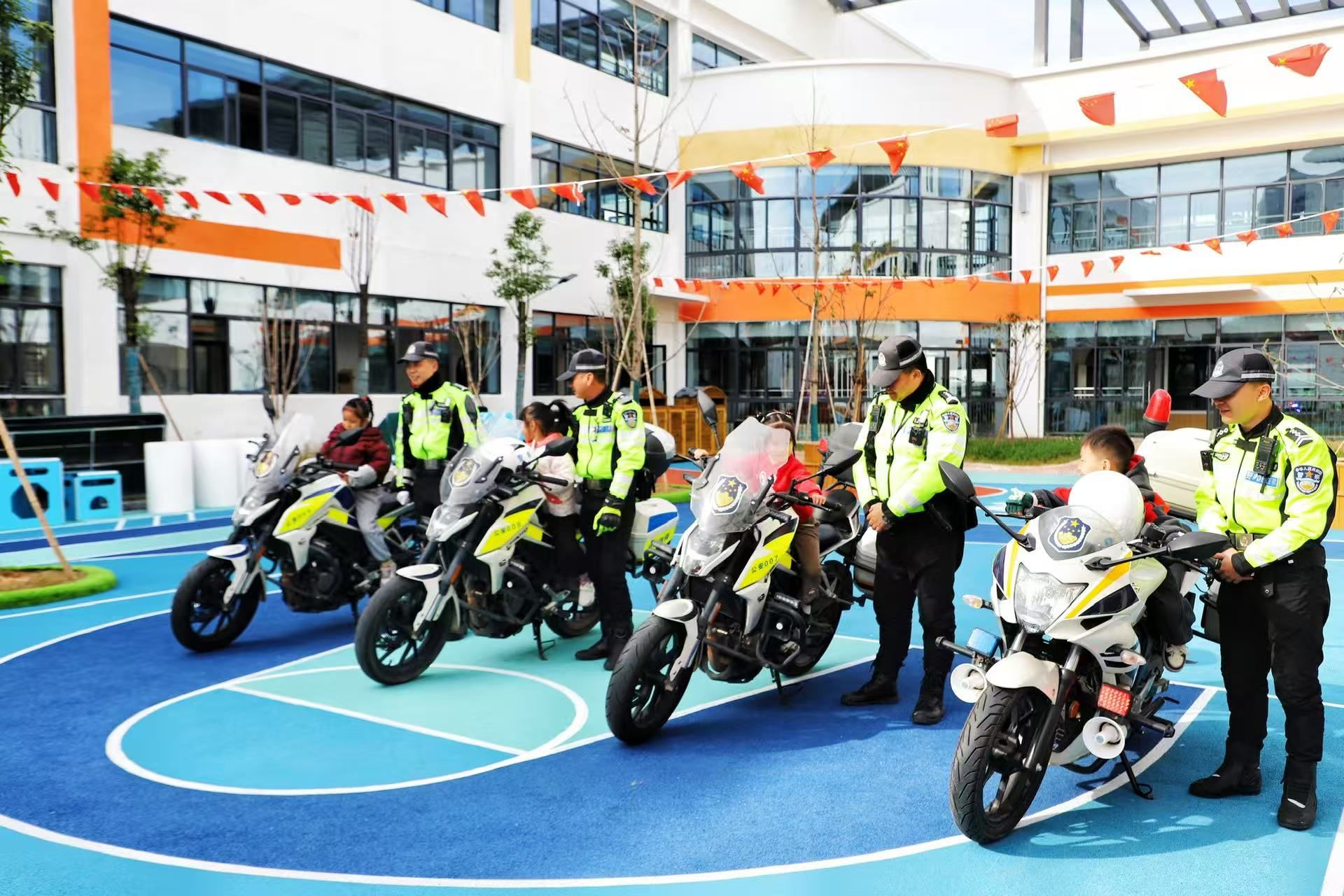 乐安交警联合下大街社区开展进校园宣传活动