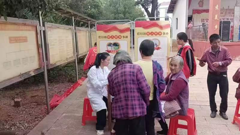 健康服务进乡村  关爱老人暖人心——东乡区詹圩镇中心卫生院开展幕塘村免费血压测量活动