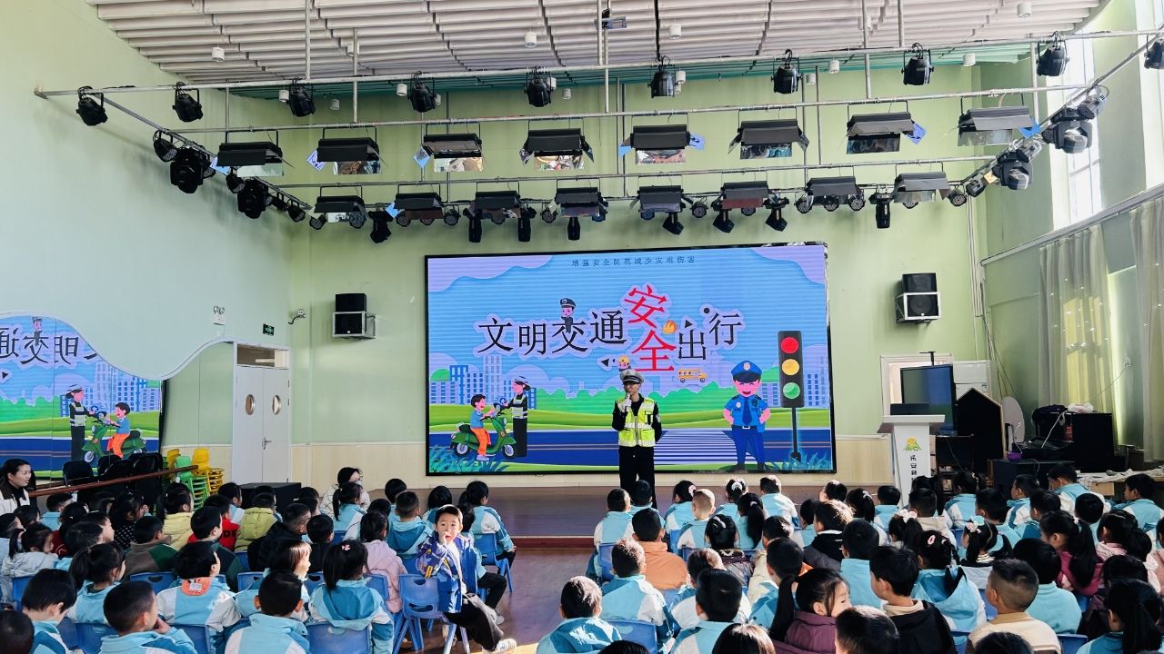 交警入校园　交规入童心——乐安县幼儿园开展交通安全进校园活动