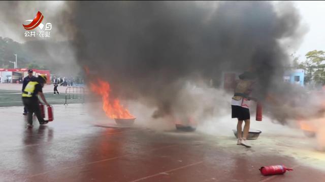 赣州：消防宣传月启动 大学生运动会上演“穿越火线”