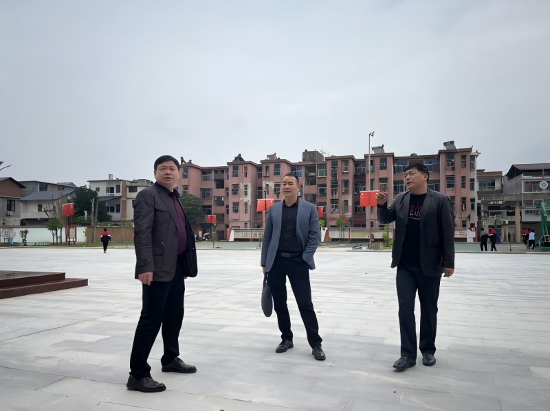 九江市修水县教体局党组书记、局长吴文华到马坳镇中学调研