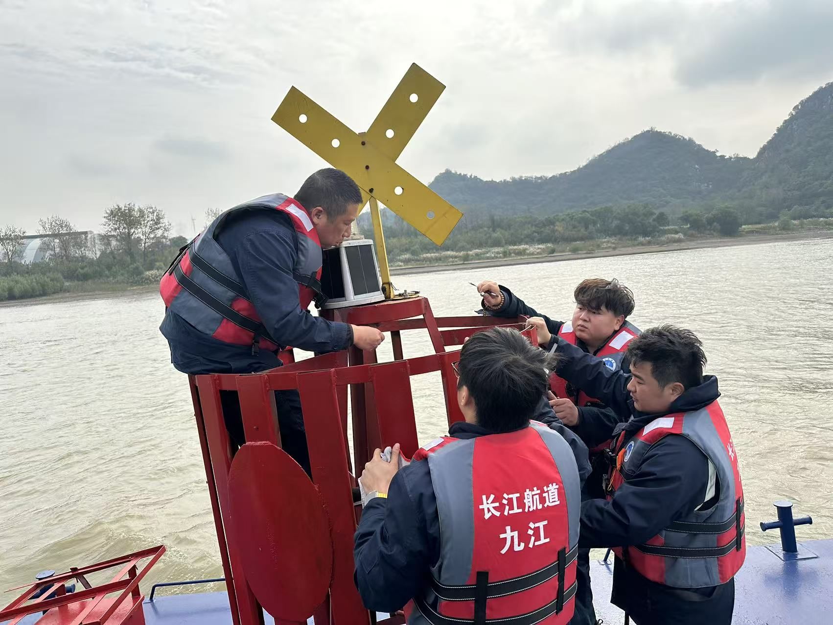 助力地方企业 服务沿江经济——长江彭泽航道处高效完成航标布设