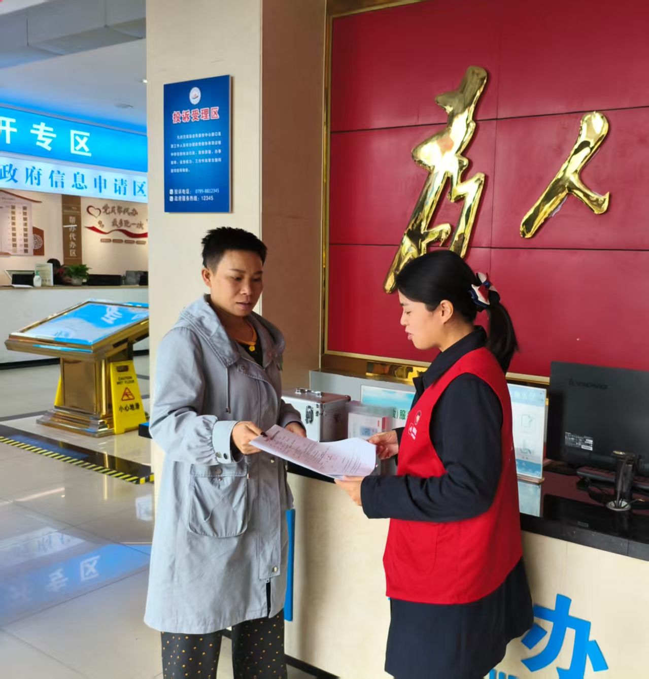 聚焦群众关切，构建便民知识库——万载县政务服务中心升级便民服务新体验