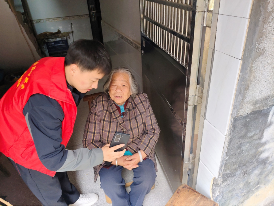 把服务送到掌心！宜春经开区金园街道江丰社区打通社保年审便民“最后一公里”