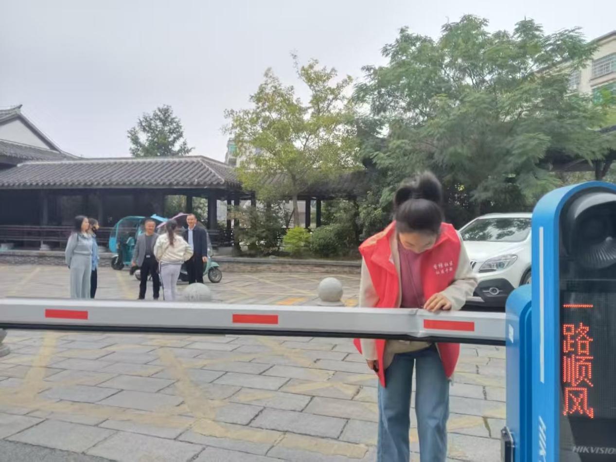 江西靖安：小区门禁被撞坏 社区联动促赔偿