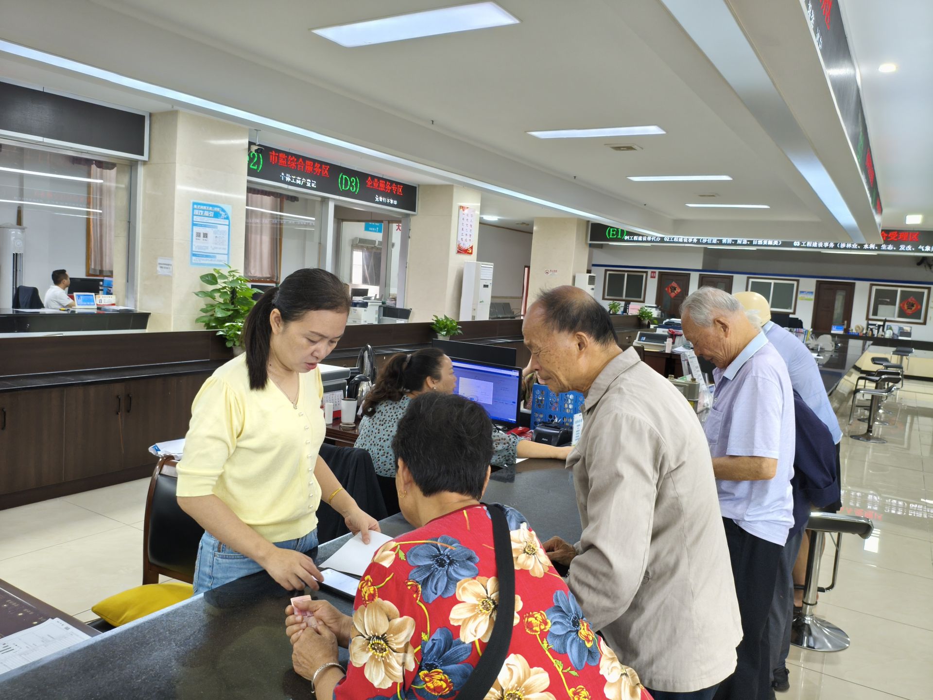 江西万载：流程再造推动“高效办成一件事”落地应用