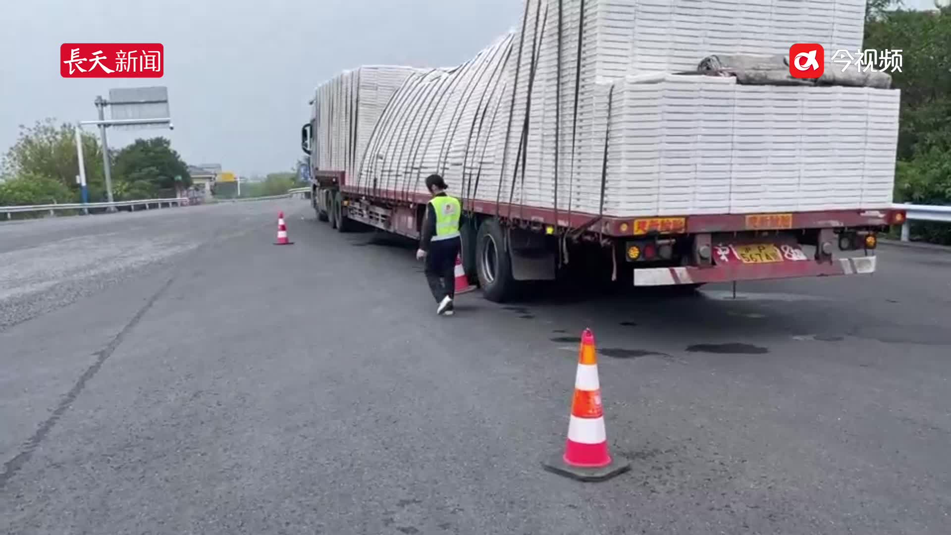 货物倾斜 江西交投吉安西中心工作人员上演暖心救援成功“转正”