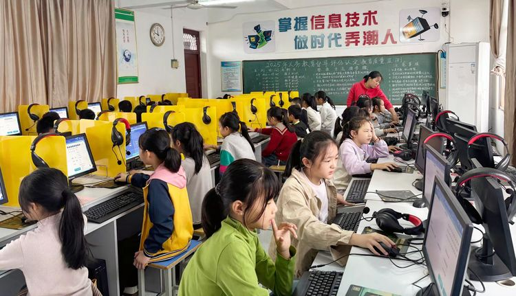 童真吟古韵  诗香润少年