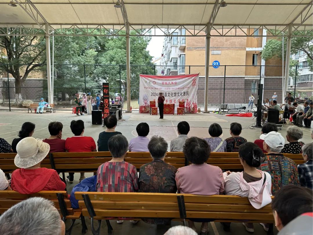 戏曲表演进小区 