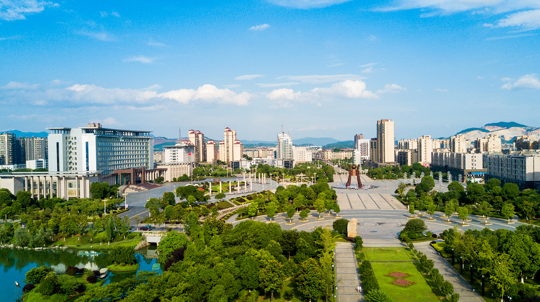 接完电话，李师傅把车开进了派出所……