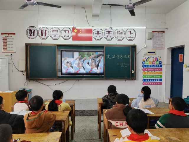 华城门小学宪法学习周活动丰富多彩