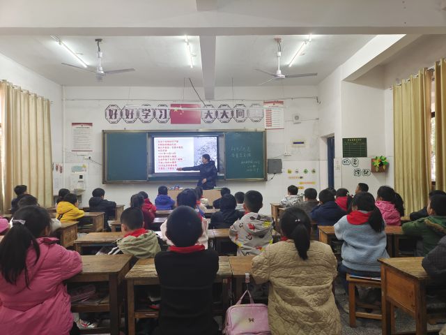 新干县华城门小学开展国家公祭日主题班会教育活动