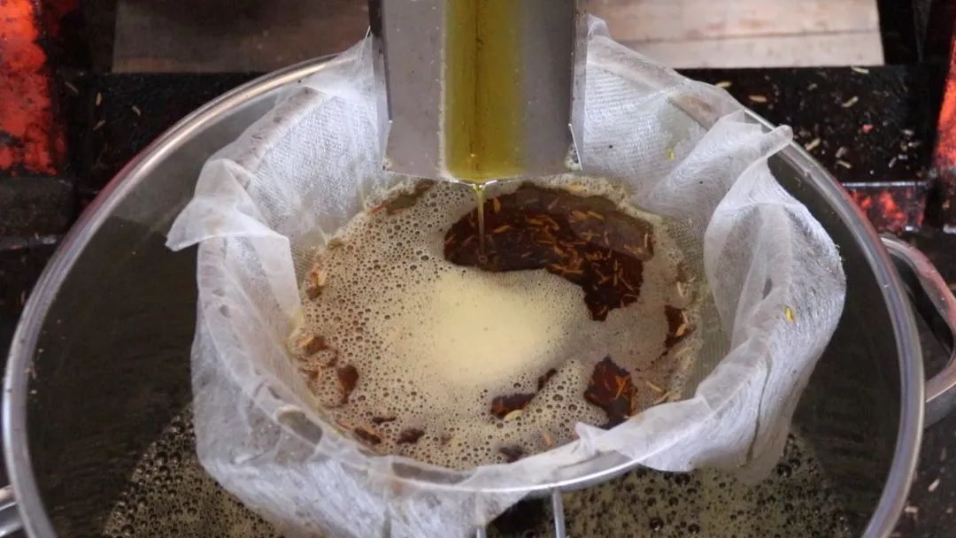 七琴炉村：茶籽丰收榨油忙，乡村振兴添动力