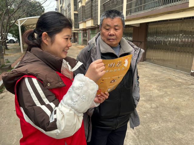 金川镇何家山社区：养犬不掉链 文明伴你行