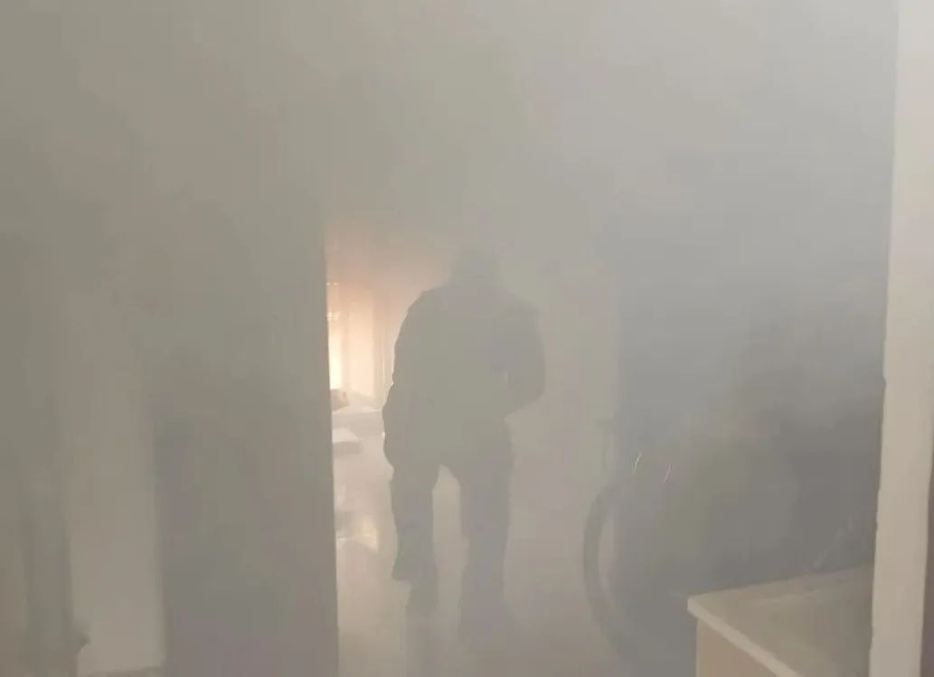 火情危急！新干民警秒变“救火卫士”！