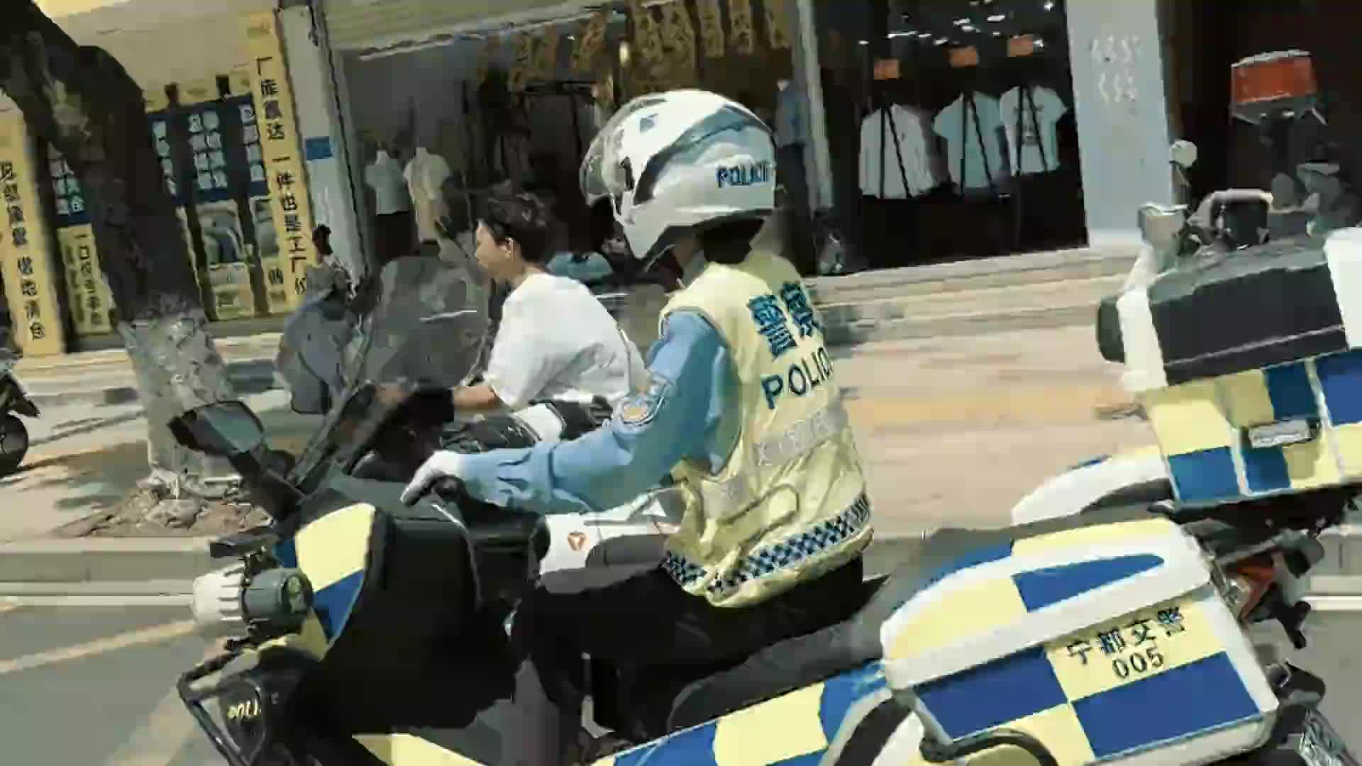 女子铁骑柔性喊话纠违