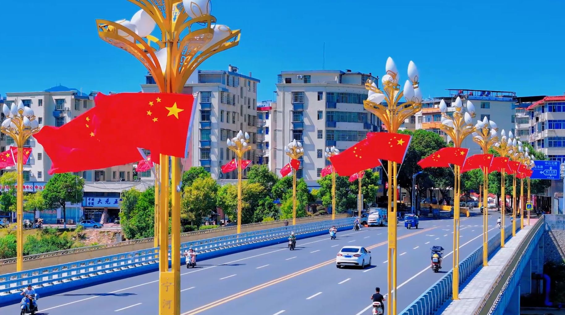 氛围感拉满！满城皆是“中国红”！