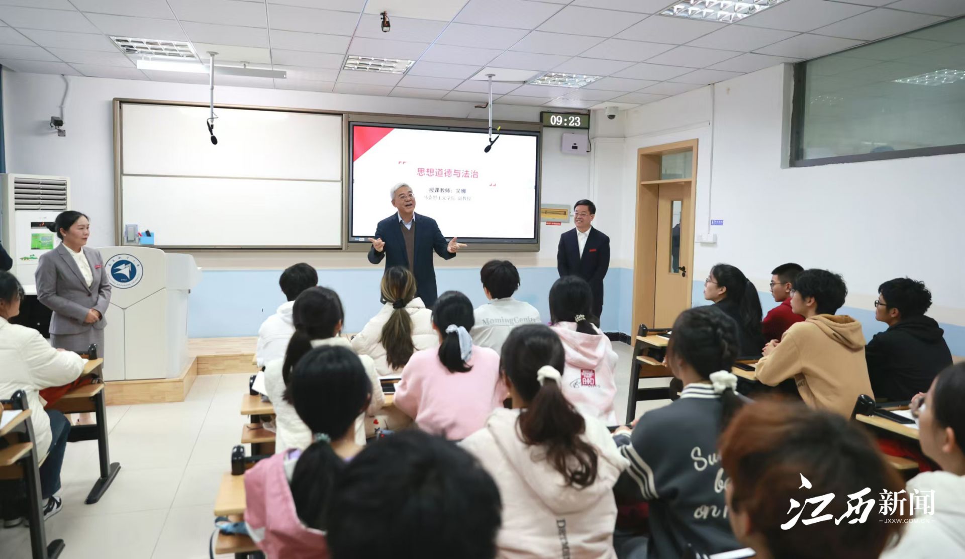 尹弘在南昌航空大学作形势与政策报告并调研