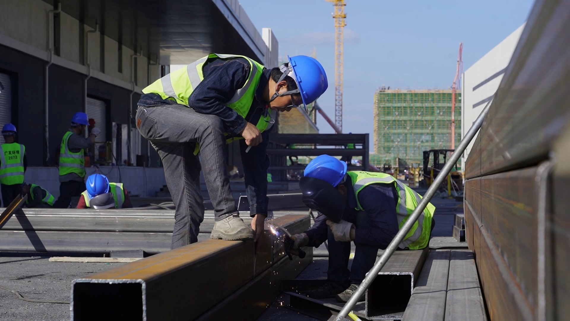 建筑工人赶进度中