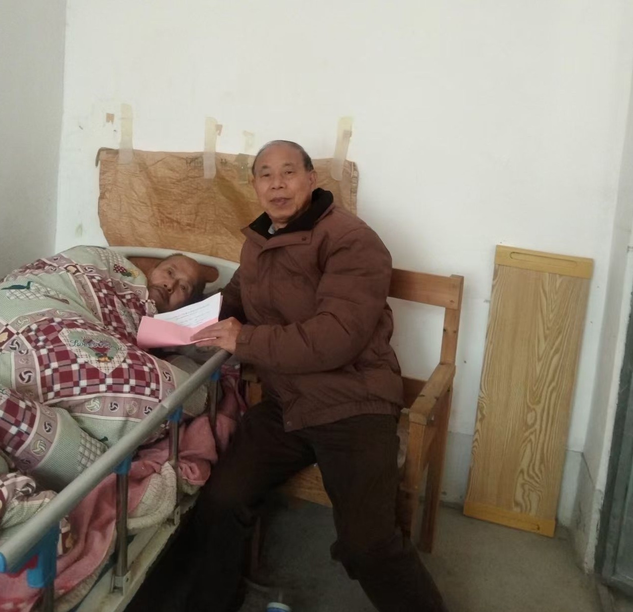双瘫古稀夫妇雪中得炭