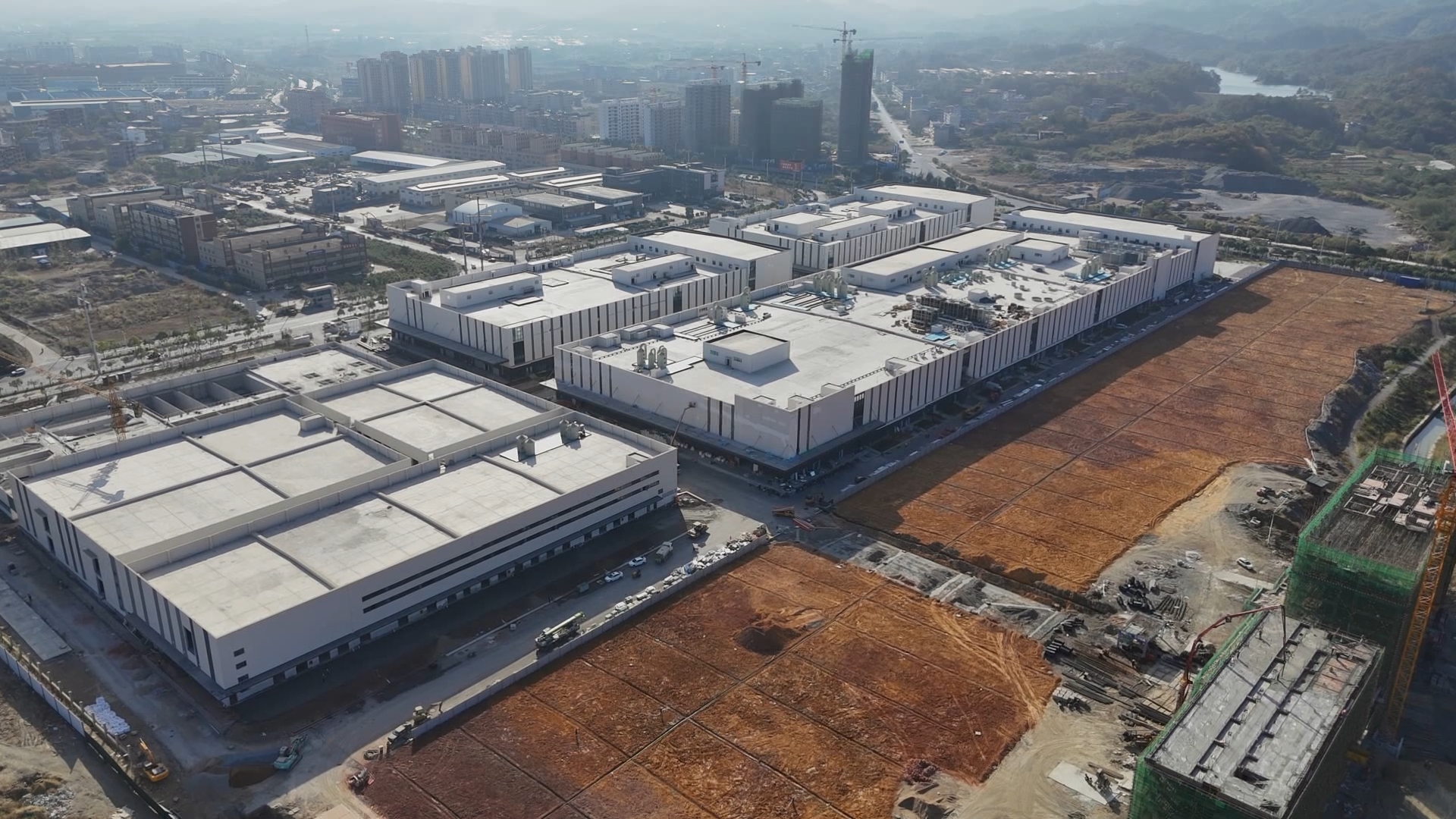推进厂房建设