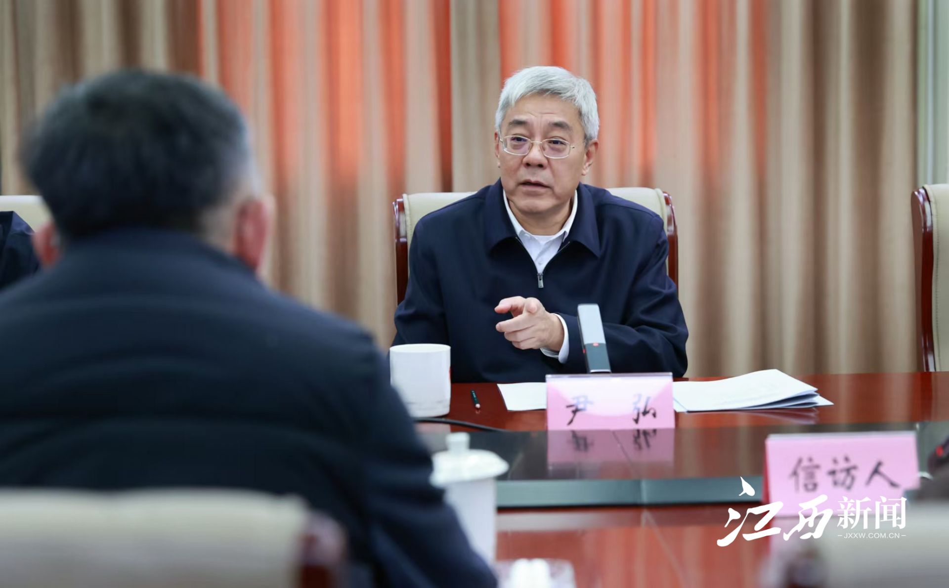 尹弘在南昌市下访接访，现场为群众排忧解难