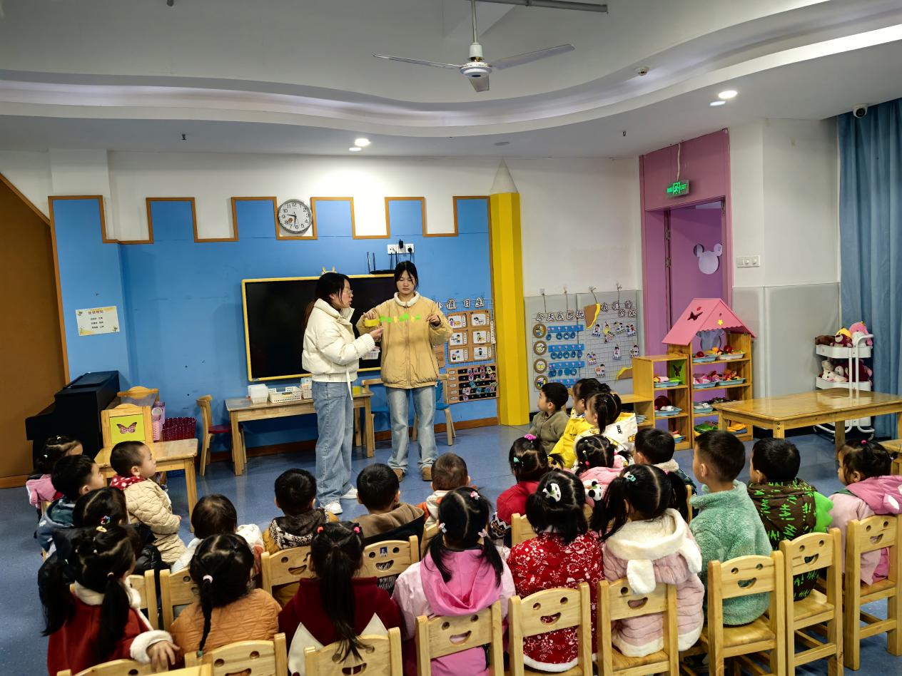 湘东区第二幼儿园小三班创意手工游戏——彩虹桥