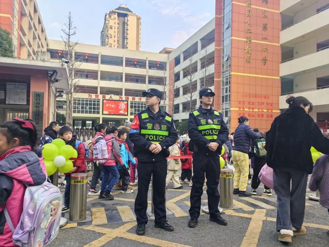 百架无人机+机器人警力！江西各地“叠Buff”护学模式开启