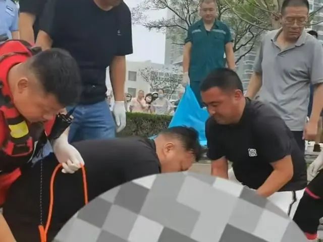 痛心！父亲跳水救孩子，一家三口溺亡！