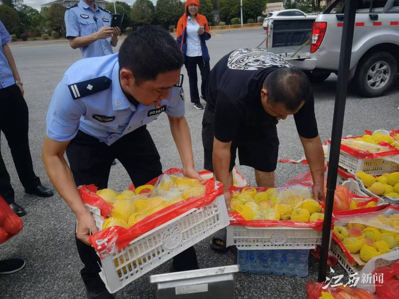 凡人善举温暖江西丨江西高速民警化身“卖桃人”，原来是……