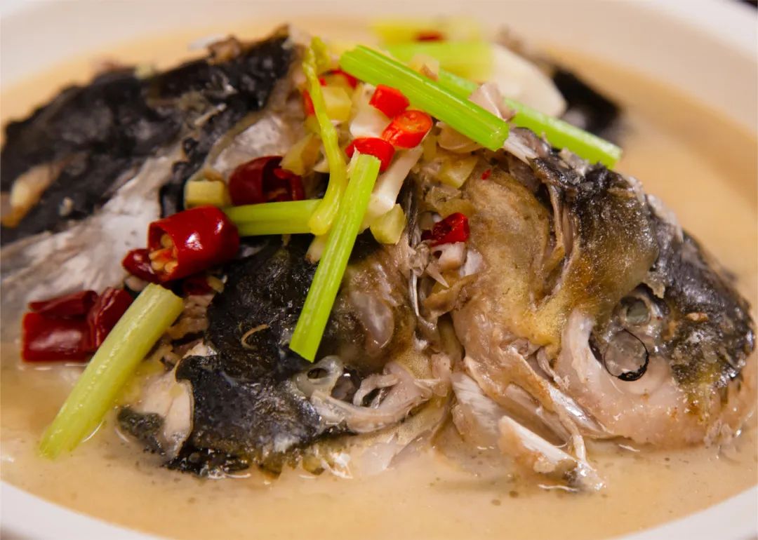 赣江美景醉万家，万安鱼头鲜天下。万安鱼头，味美肉鲜，入口即化，汤汁