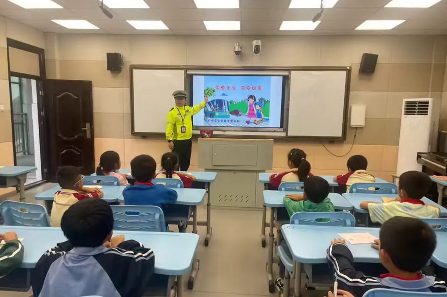 枫岭头小学开展“文明交通 从我做起”宣传教育活动