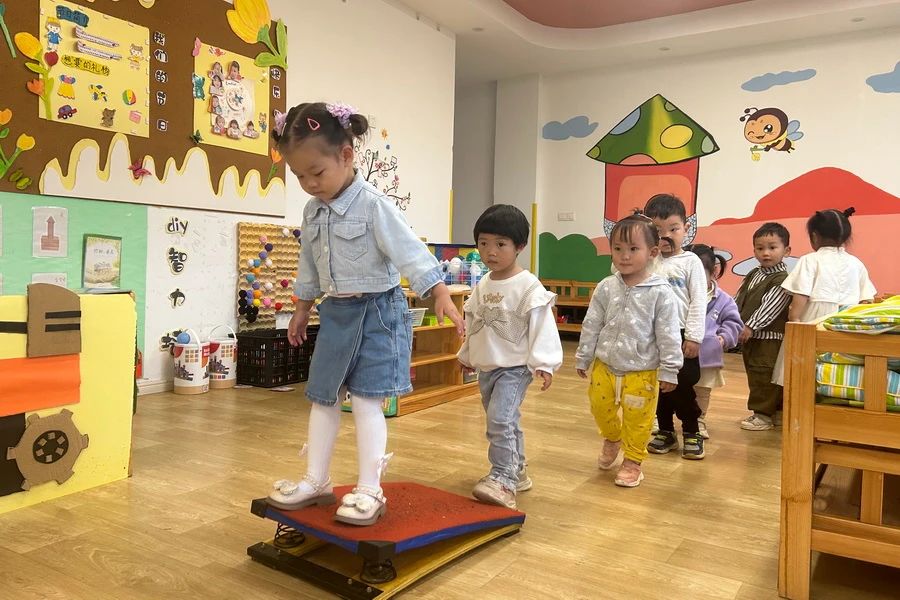 五府山镇中心幼儿园：室内欢乐晨间，快乐健康并行