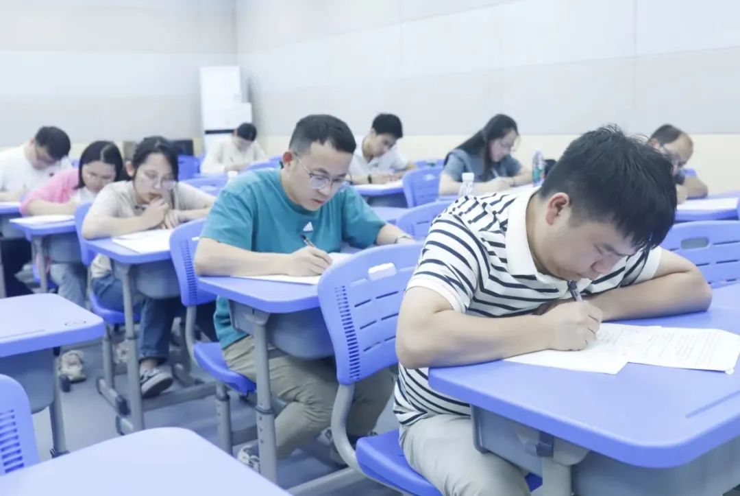广信区高中数学教师解题大赛在广信二中成功举办