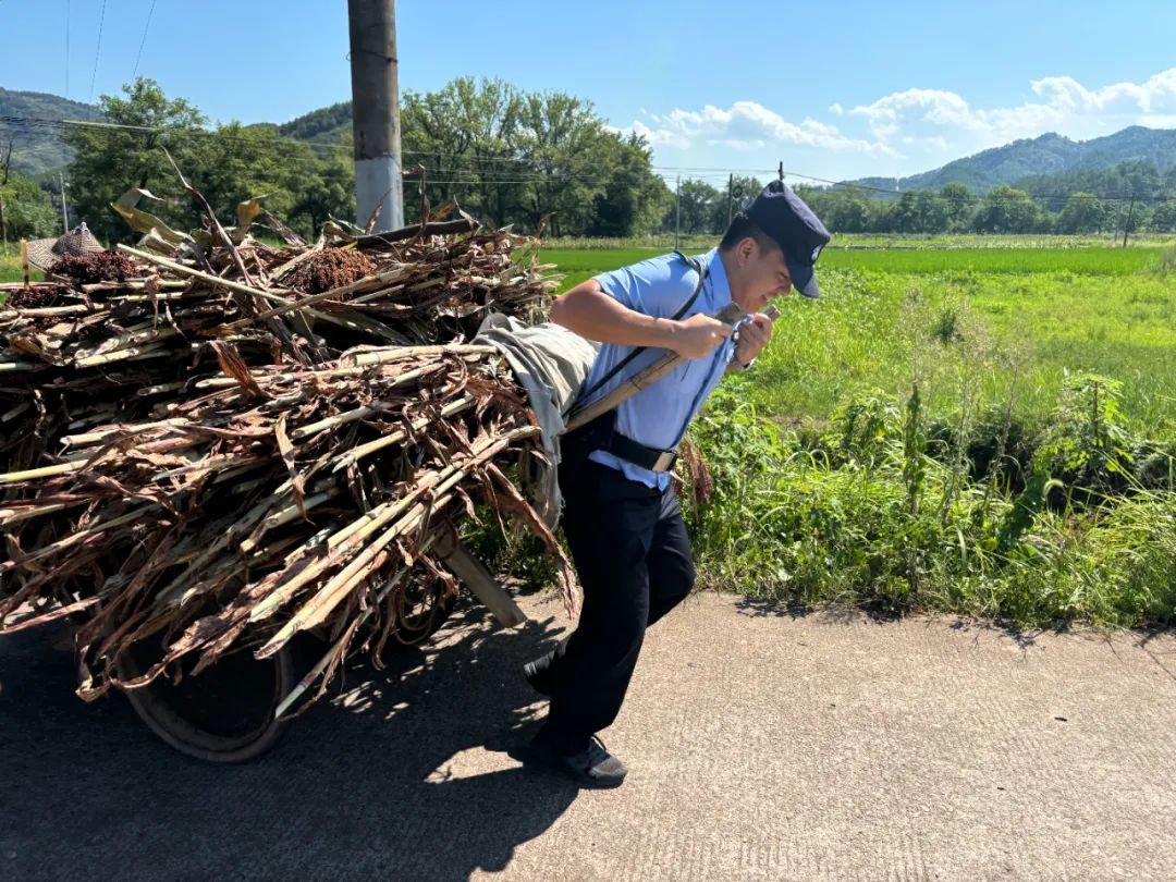 【凡人善舉暖江西】暖心！民警秒變“拉車(chē)師傅”  